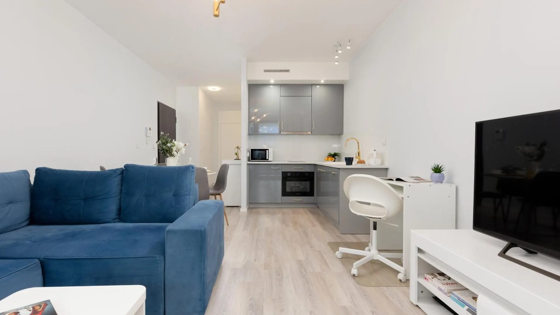 Grzybowska Apartment With Air Conditioning & Balcony Warsaw By Renters Prestige