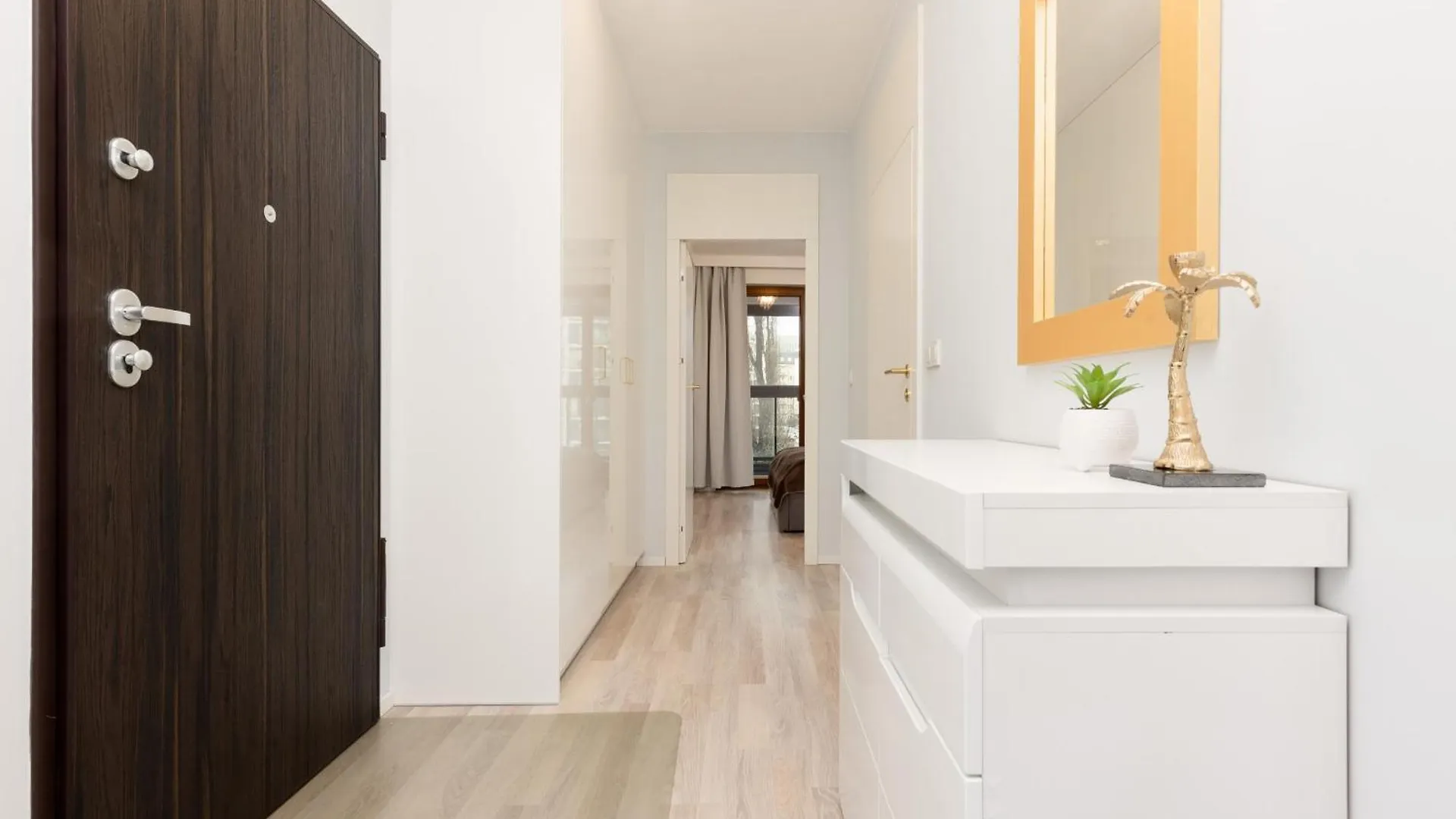 Grzybowska Apartment With Air Conditioning & Balcony Warsaw By Renters Prestige