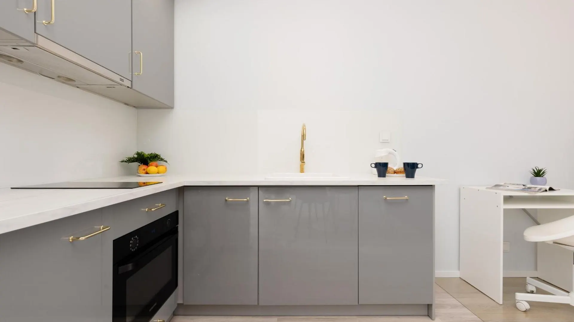 Grzybowska Apartment With Air Conditioning & Balcony Warsaw By Renters Prestige