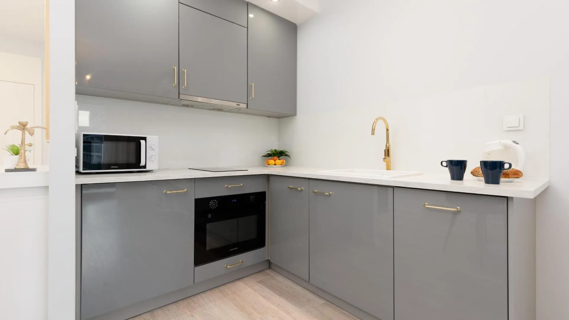 Grzybowska Apartment With Air Conditioning & Balcony Warsaw By Renters Prestige 0*,