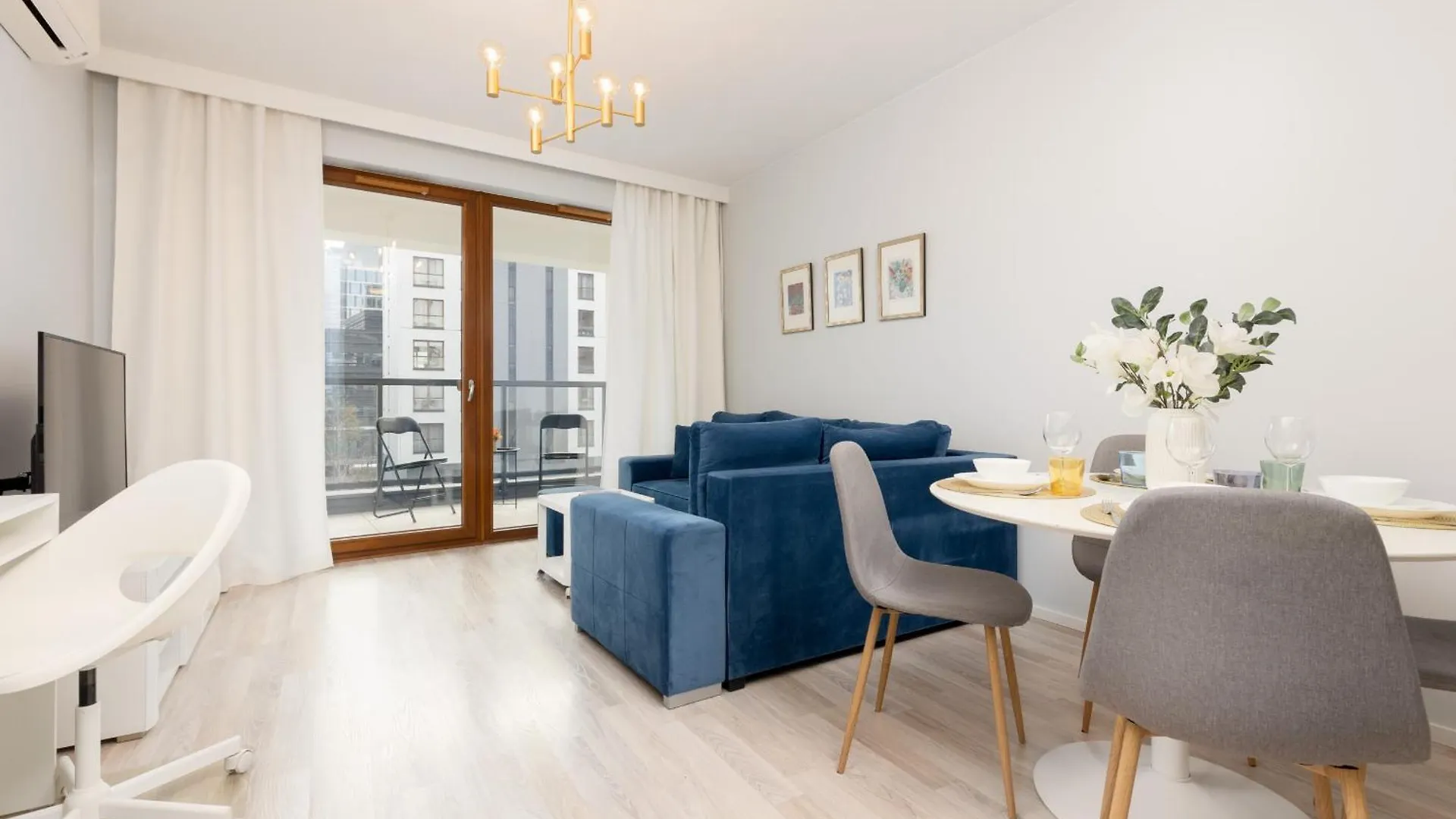 Grzybowska Apartment With Air Conditioning & Balcony Warsaw By Renters Prestige